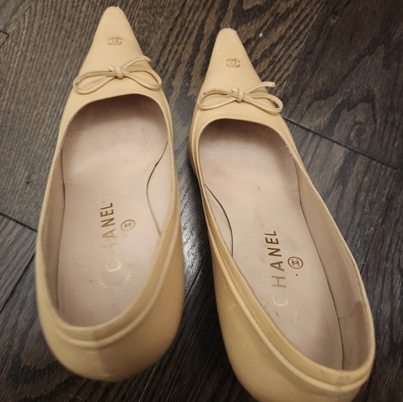 Well Worn Chanel Heels - Picture 5 of 6